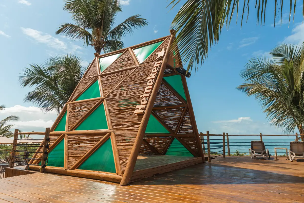 Deck do Lontra Beach Club com vista para o mar
