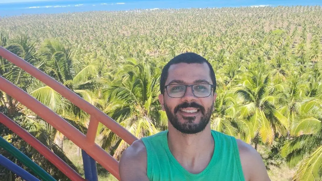 Jhoni no mirante da Fazenda Sococo, no passeio da Praia do Gunga