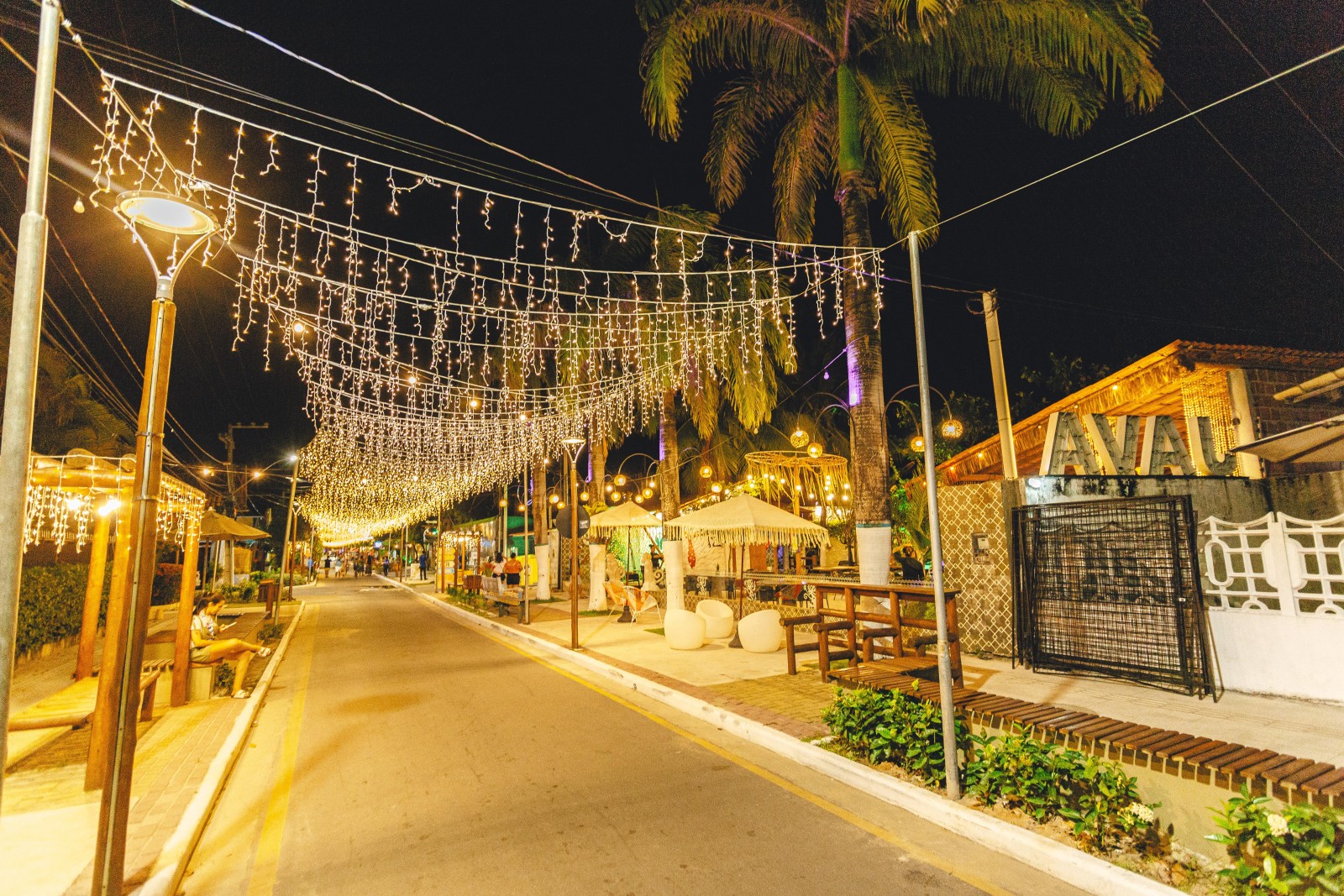 Placa La Rue iluminada na entrada da Vila do Francês em Marechal Deodoro