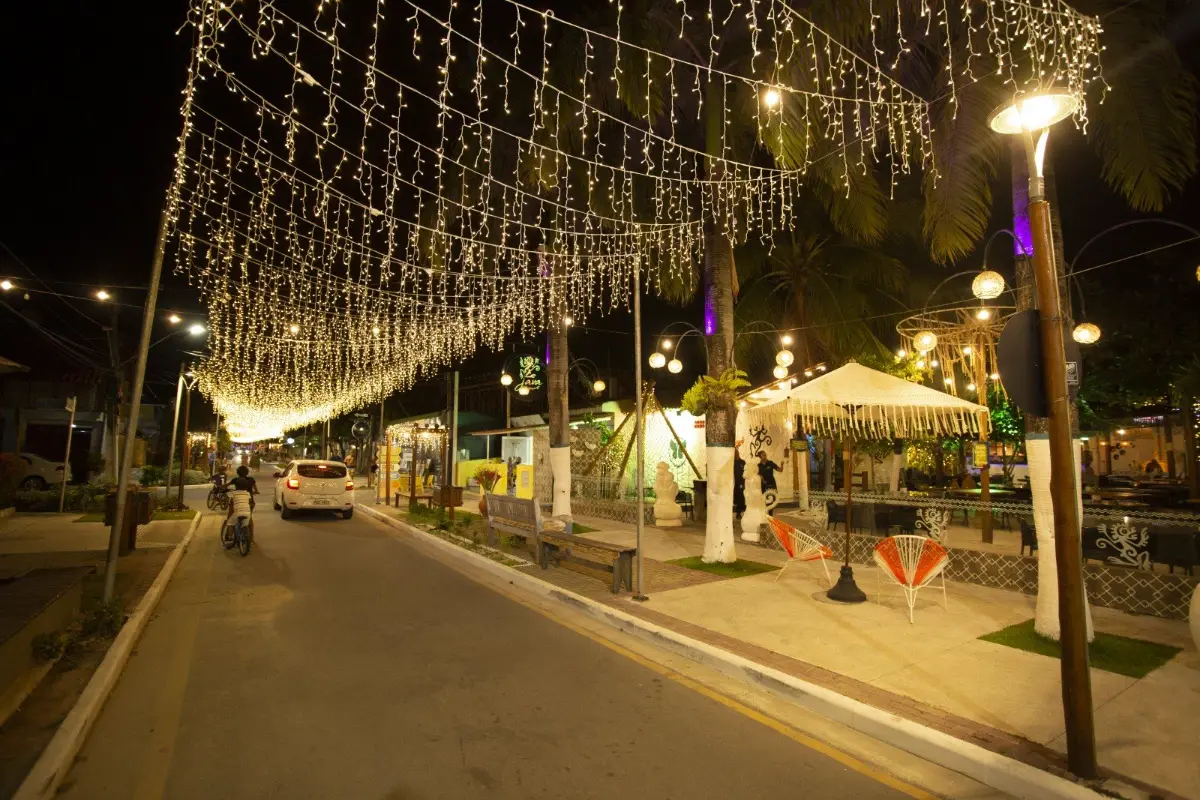 Placa La Rue iluminada na entrada da Vila do Francês em Marechal Deodoro