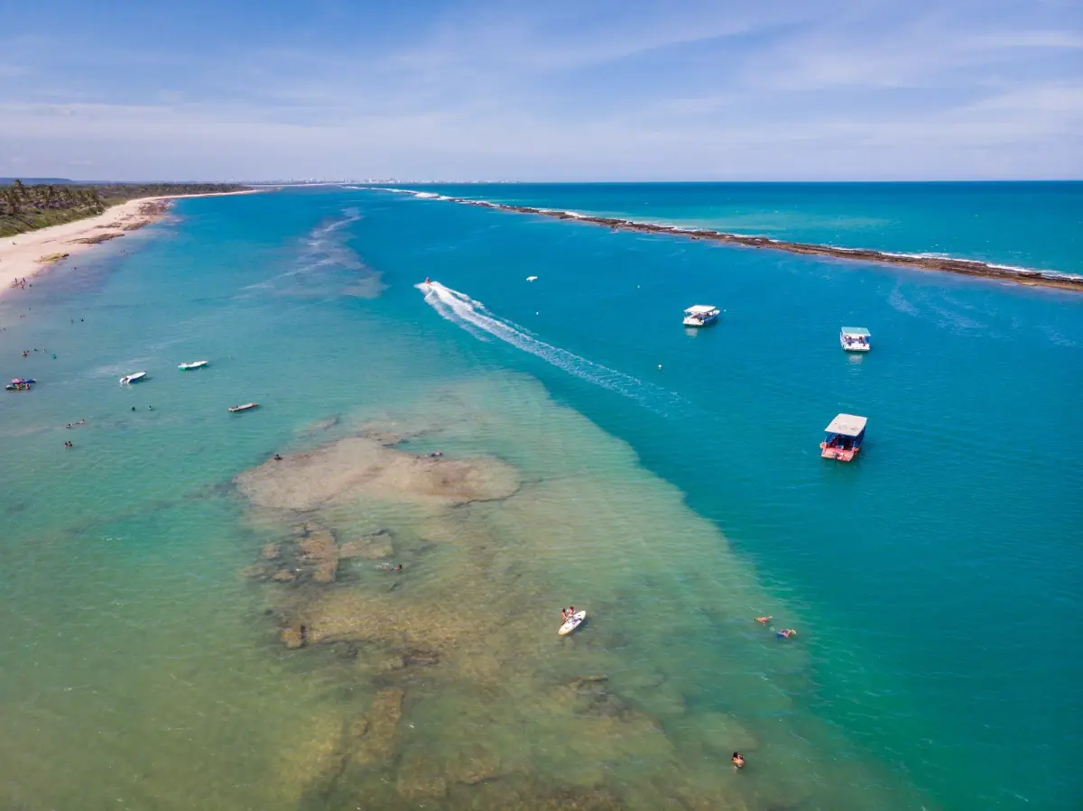 Piscinas naturais e recifes da Praia do Francês vistas do drone