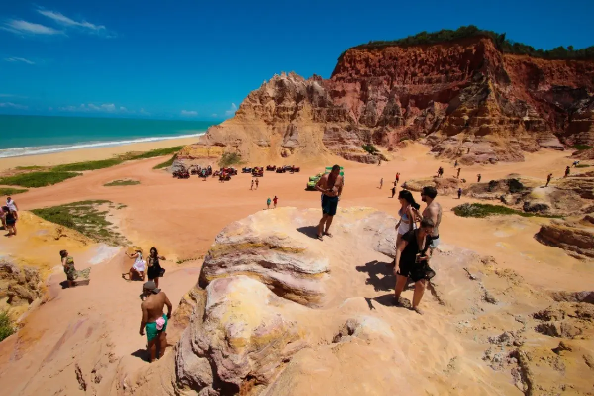 Areia e mar da Praia do Gunga