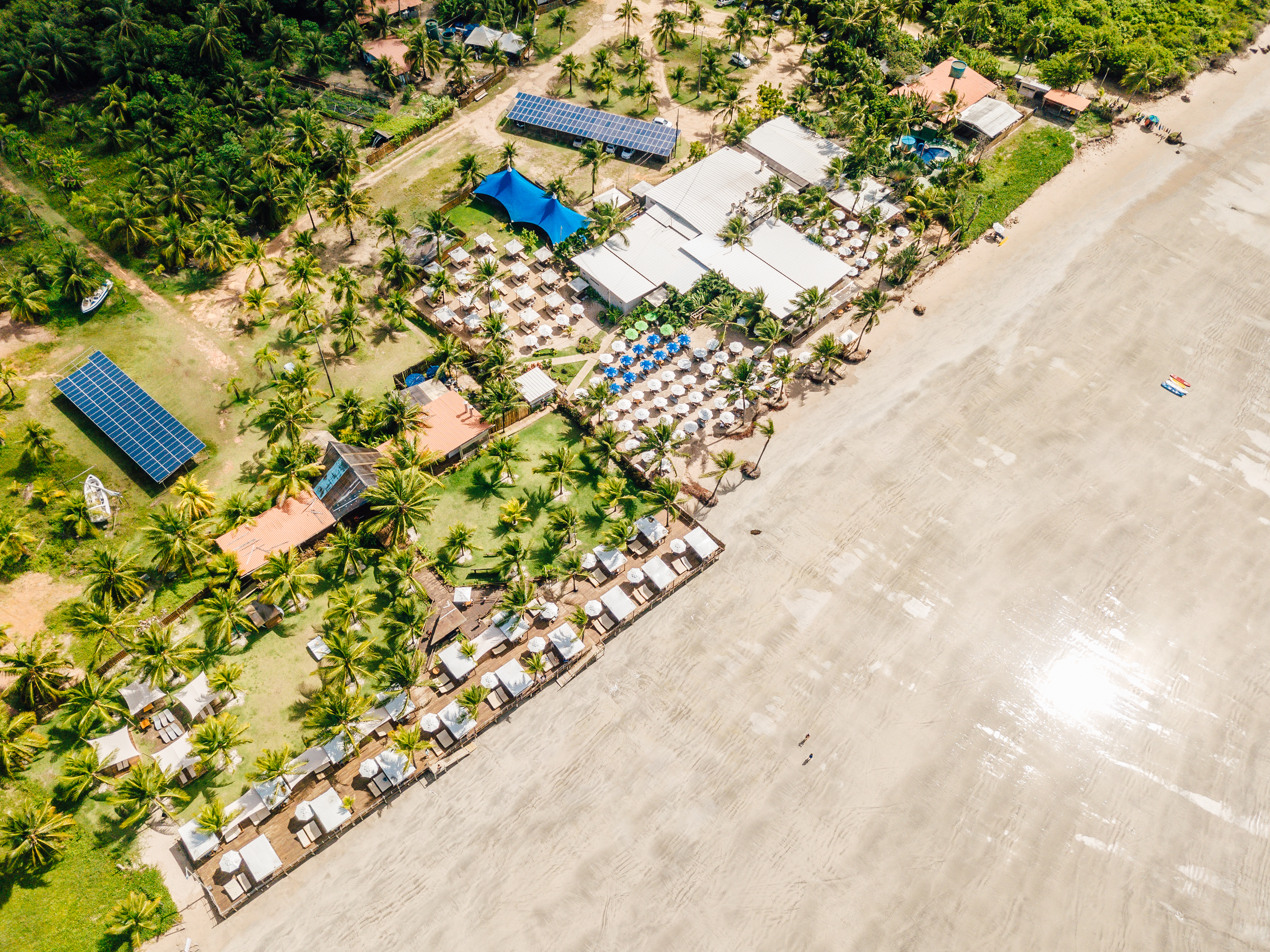 Vista aérea linha da praia de Ipioca mar cristalino e vegetação