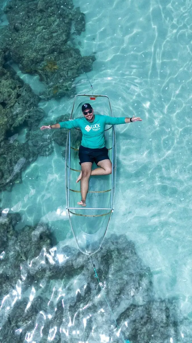 Leo na canoa transparente