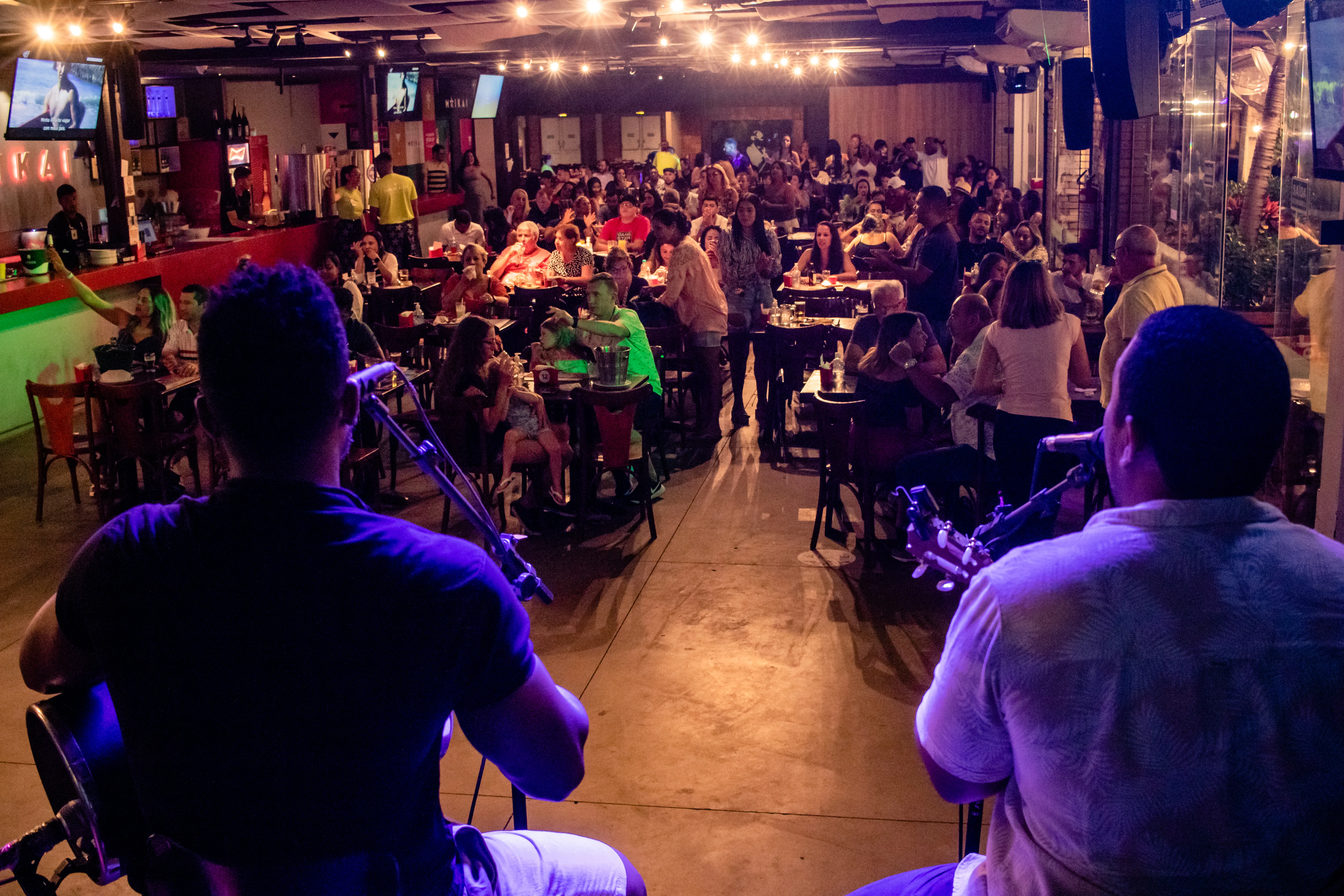 Vista do palco para a plateia lotada no Maikai Show Bar em Maceió