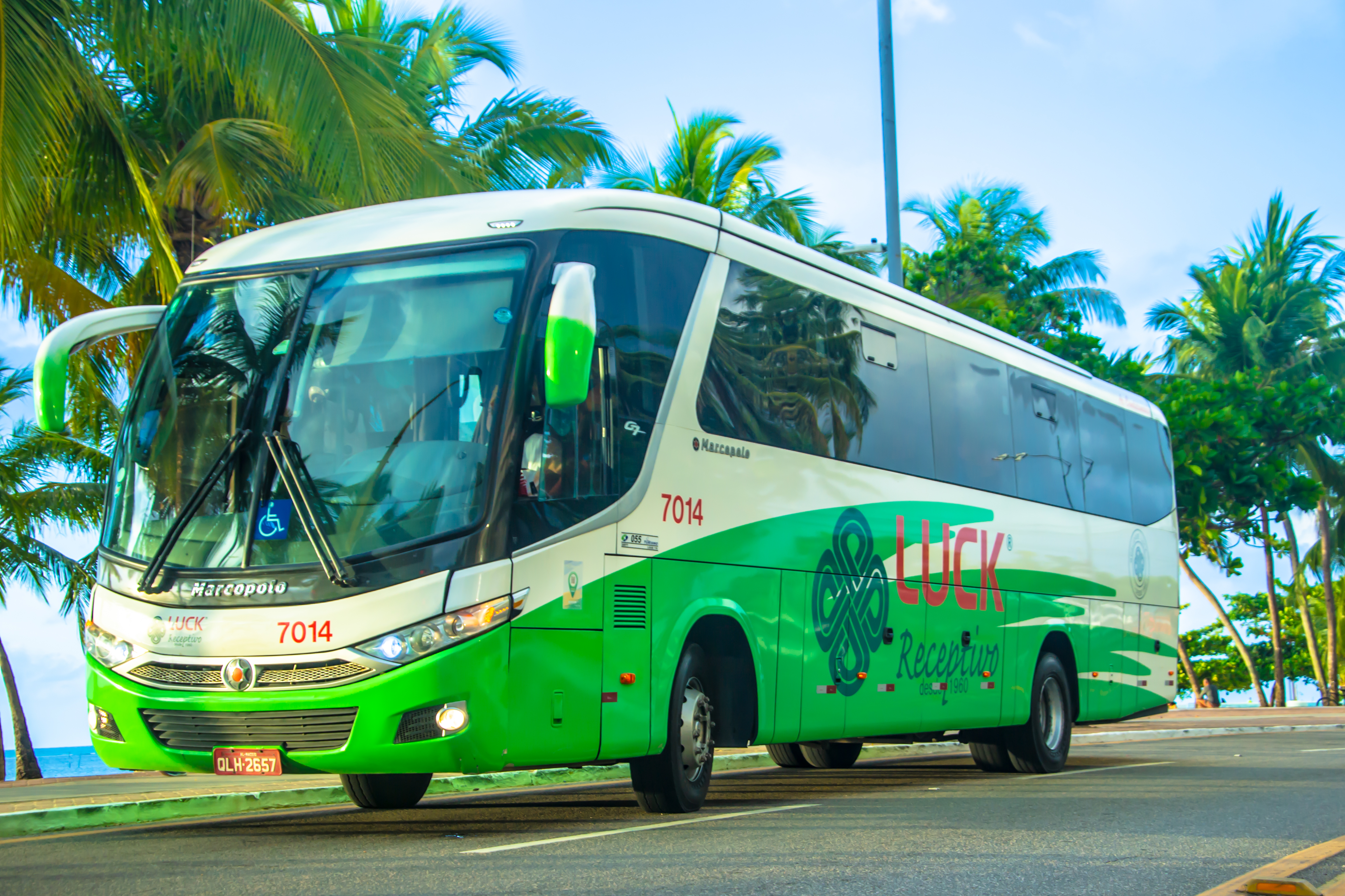 Ônibus da Luck Receptivo na orla de Maceió — transporte oficial dos passeios