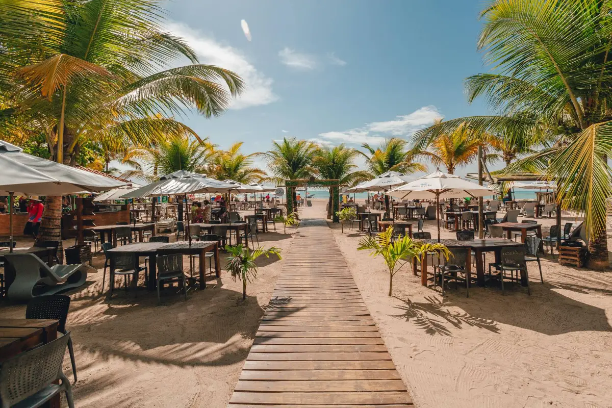 Beach club Hibiscus Mar & Cia em Paripueira