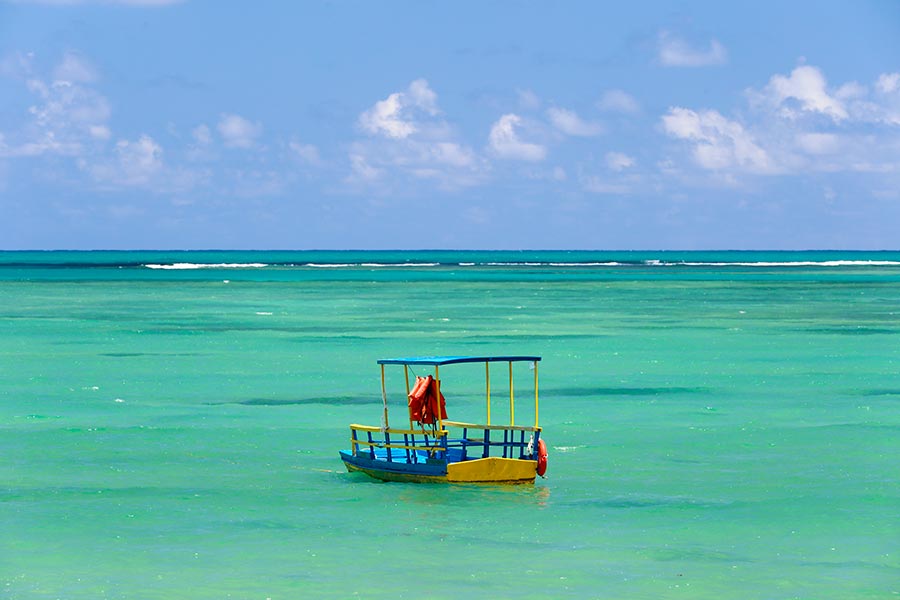 Barco colorido nas piscinas naturais do Patacho