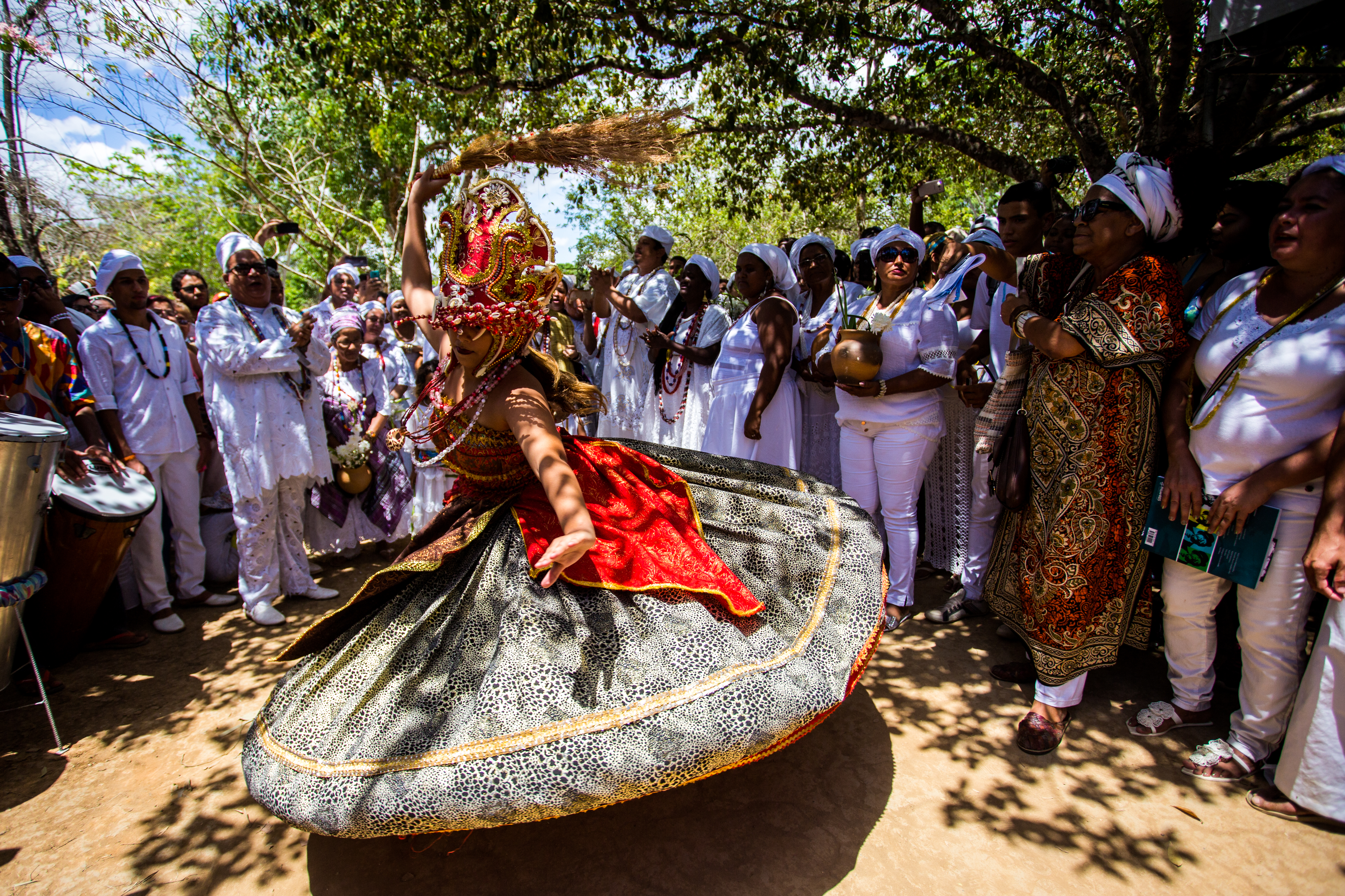 Dançarina com saia rodada em celebração cultural no Quilombo dos Palmares