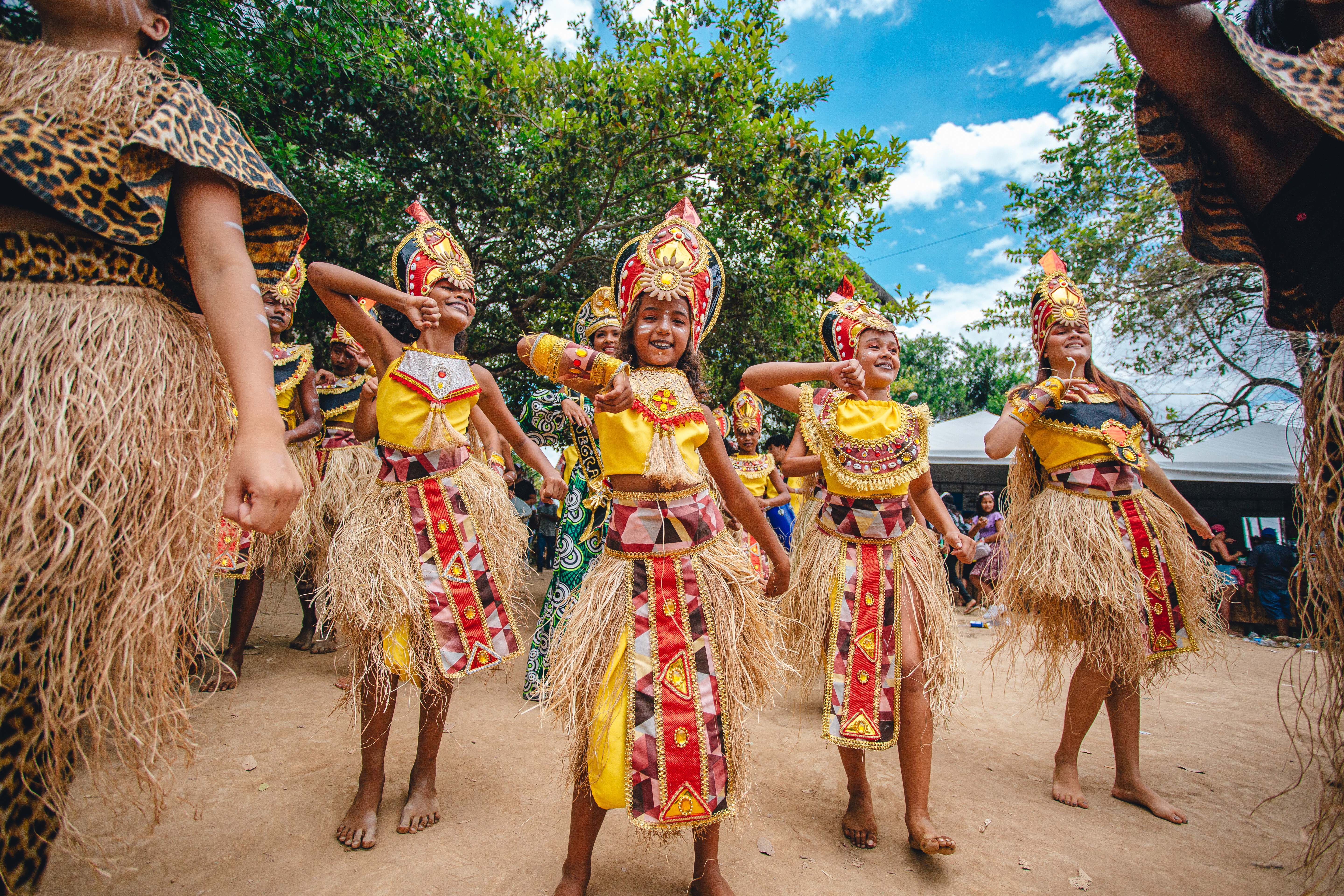 Crianças dançando em trajes típicos no Quilombo dos Palmares